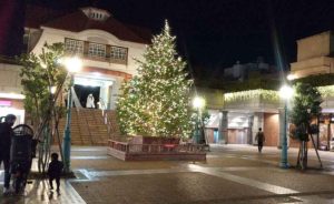 [田園調布] 2021年、田園調布商店街が駅広場でクリスマスツリー点灯