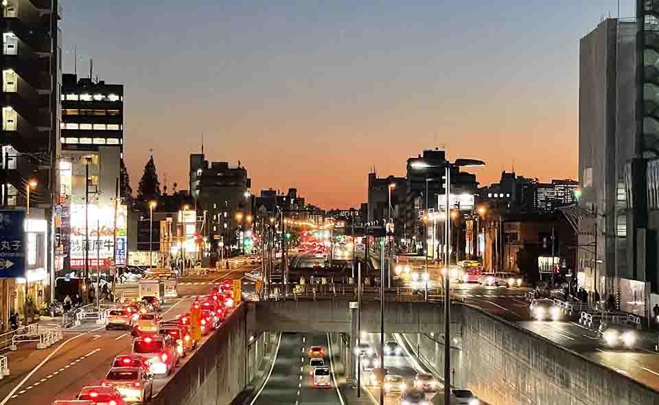 [夜景スポット＠大田] 京急蒲田駅前の第一京浜を渡る歩道橋上で光の交錯を楽しむ
