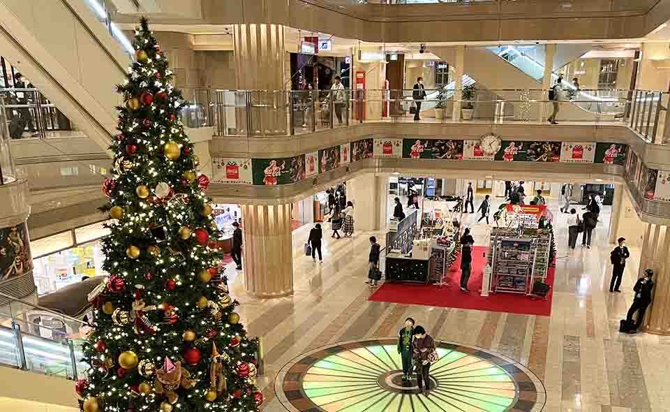 【羽田空港】第1・第2ターミナルに巨大クリスマスツリー。恐竜博士は今年は第2に登場