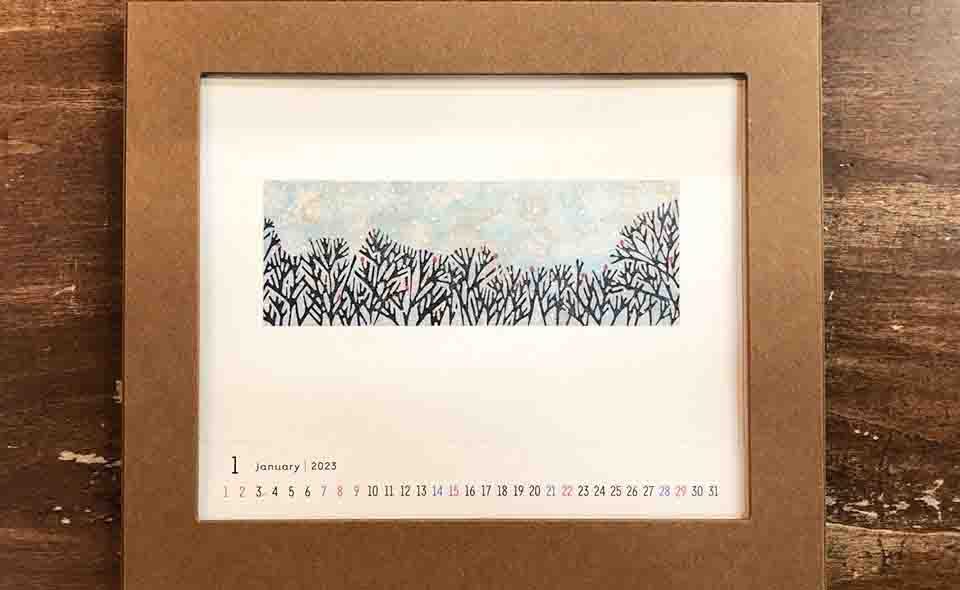 【梅屋敷】「葉々社」で版画家・イラストレーターとして活躍中の平岡瞳さんのカレンダーを発売中