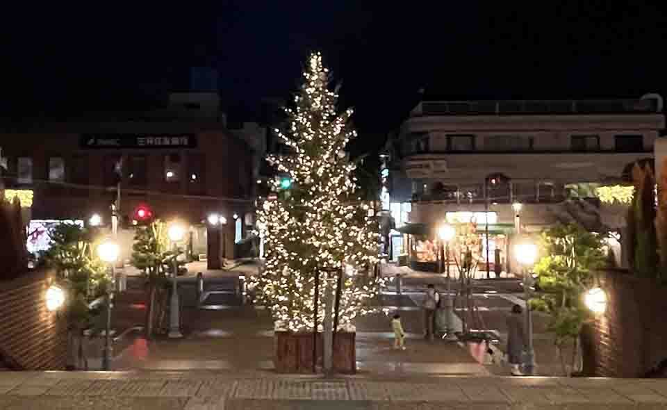 【田園調布】田園調布商店街が駅広場に大きなクリスマスツリー