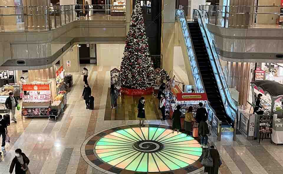 【羽田空港】第1、第2ターミナルに12/25まで巨大クリスマスツリー。第2には恐竜博士も登場