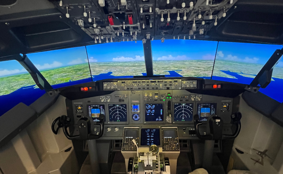 【羽田空港】夢のパイロット体験がプライベート空間で叶う！「フライトシミュレーター体験」